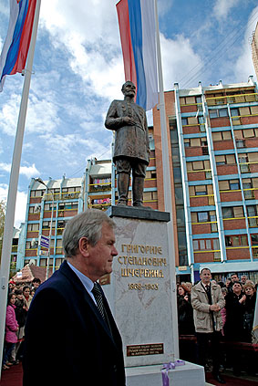 Руски амбасадор у Београду Александар Алексејев на откривању споменика Григорију Шчербини у Митровици, 9. 11. 2007.